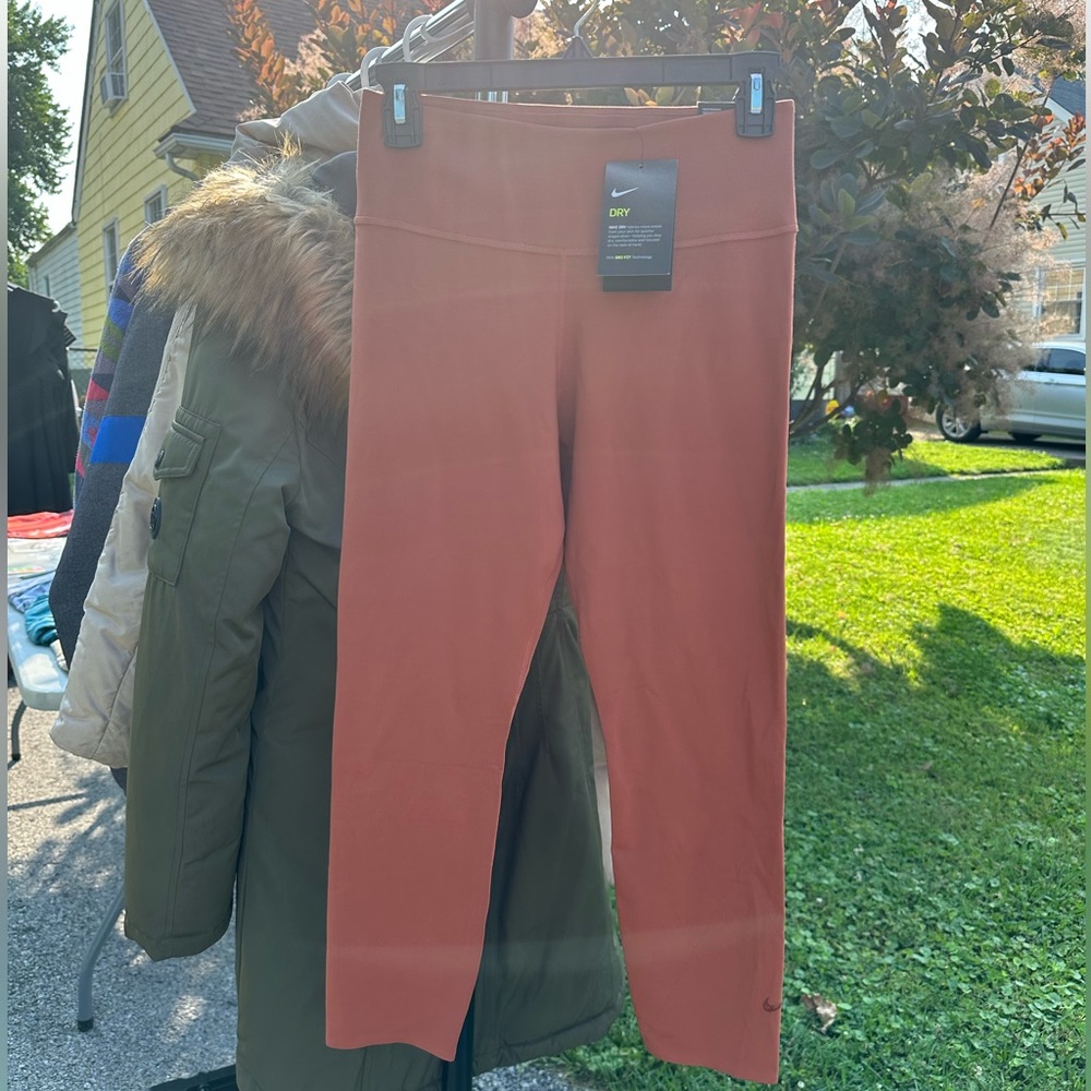 NWT - Nike Dry Fit Cropped Leggings